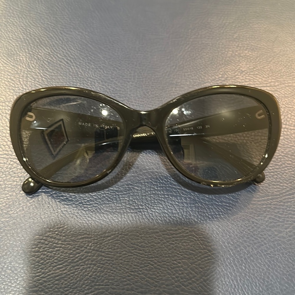Chanel classy black sunglasses